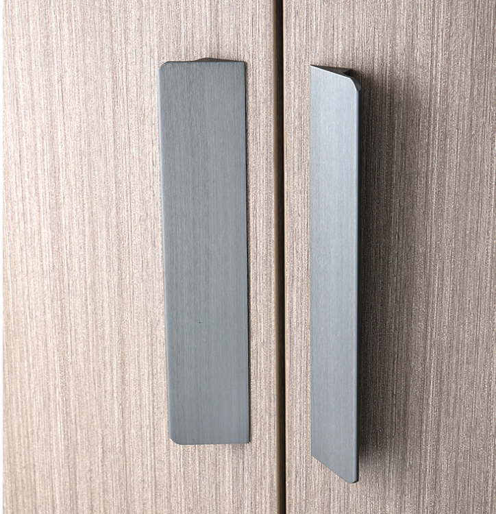Möbelgriff Fargo – Kantengriff in gebürstetem Gold, gebürstetem Schwarz und gebürstetem Grau. Größen 96, 128, 192, 320 und 800 mm, im Loft-, Modern-, Skandi- und Industrial-Stil – egriffe.de