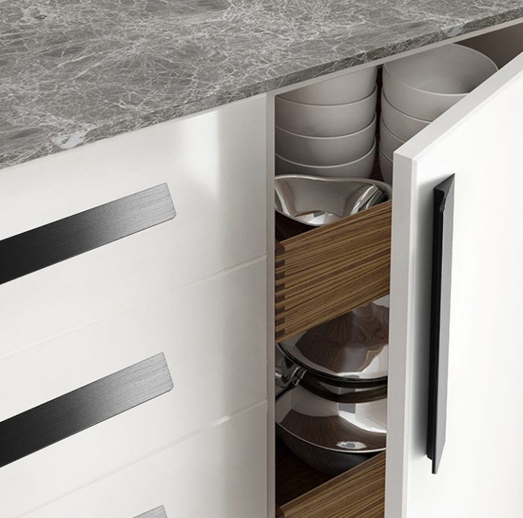 Möbelgriff Fargo – Kantengriff in gebürstetem Gold, gebürstetem Schwarz und gebürstetem Grau. Größen 96, 128, 192, 320 und 800 mm, im Loft-, Modern-, Skandi- und Industrial-Stil – egriffe.de