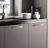 Möbelgriff Fargo – Kantengriff in gebürstetem Gold, gebürstetem Schwarz und gebürstetem Grau. Größen 96, 128, 192, 320 und 800 mm, im Loft-, Modern-, Skandi- und Industrial-Stil – egriffe.de