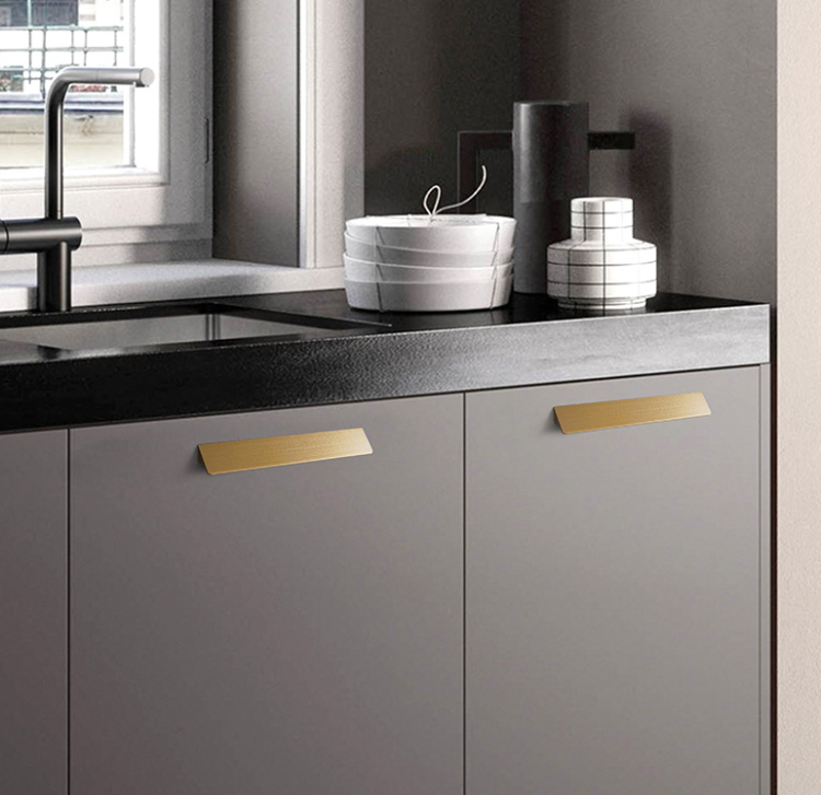 Möbelgriff Fargo – Kantengriff in gebürstetem Gold, gebürstetem Schwarz und gebürstetem Grau. Größen 96, 128, 192, 320 und 800 mm, im Loft-, Modern-, Skandi- und Industrial-Stil – egriffe.de