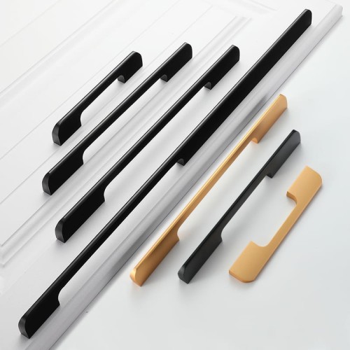 Möbelgriff Largo – moderner, loftiger und minimalistischer Griff in Schwarz oder Champagnergold. Größen 128, 192, 256, 320 und 800 mm. Ideal für Küchen- und Badmöbel, Kommoden, Schränke und Garderoben – egriffe.de