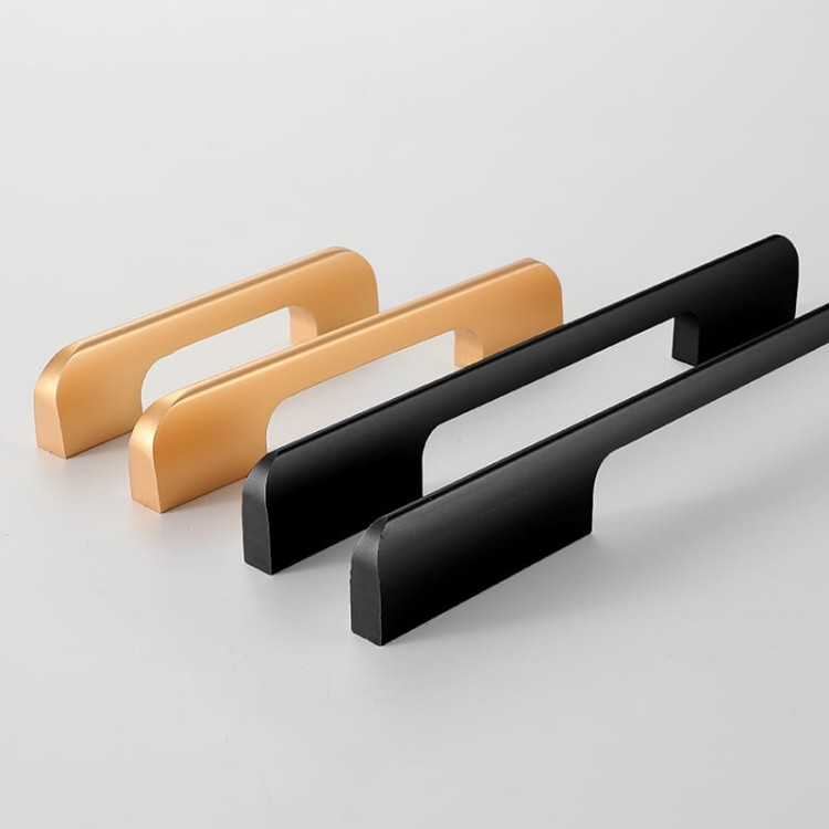 Möbelgriff Largo – moderner, loftiger und minimalistischer Griff in Schwarz oder Champagnergold. Größen 128, 192, 256, 320 und 800 mm. Ideal für Küchen- und Badmöbel, Kommoden, Schränke und Garderoben – egriffe.at