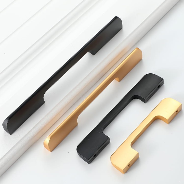 Möbelgriff Largo – moderner, loftiger und minimalistischer Griff in Schwarz oder Champagnergold. Größen 128, 192, 256, 320 und 800 mm. Ideal für Küchen- und Badmöbel, Kommoden, Schränke und Garderoben – egriffe.at