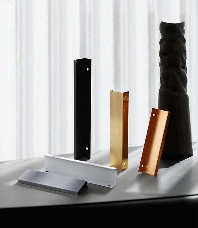 Möbelgriff Lonia – Kantengriff im Industrial-, Loft-, Modern- und Skandi-Stil in Schwarz, Grau, gebürstetem Gold und Champagnergold. Größen 96, 128, 160, 192, 224 und 800 mm – egriffe.at