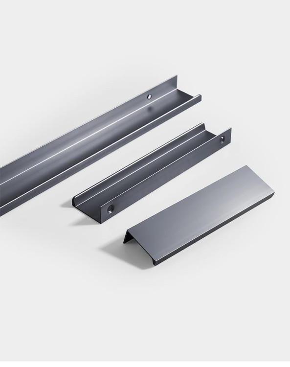 Möbelgriff Lonia – Kantengriff im Industrial-, Loft-, Modern- und Skandi-Stil in Schwarz, Grau, gebürstetem Gold und Champagnergold. Größen 96, 128, 160, 192, 224 und 800 mm – egriffe.at