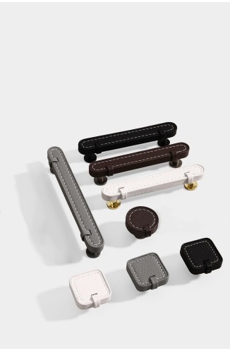 Möbelgriff Museo – dekorativer Ledergriff mit runden und quadratischen Knöpfen in Schwarz, Braun, Grau und Weiß. Als Knopf sowie in 96 und 128 mm erhältlich. Ideal für Küchen- und Badmöbel – egriffe.de
