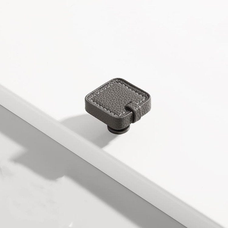 Möbelgriff Museo – dekorativer Ledergriff mit runden und quadratischen Knöpfen in Schwarz, Braun, Grau und Weiß. Als Knopf sowie in 96 und 128 mm erhältlich. Ideal für Küchen- und Badmöbel – egriffe.de