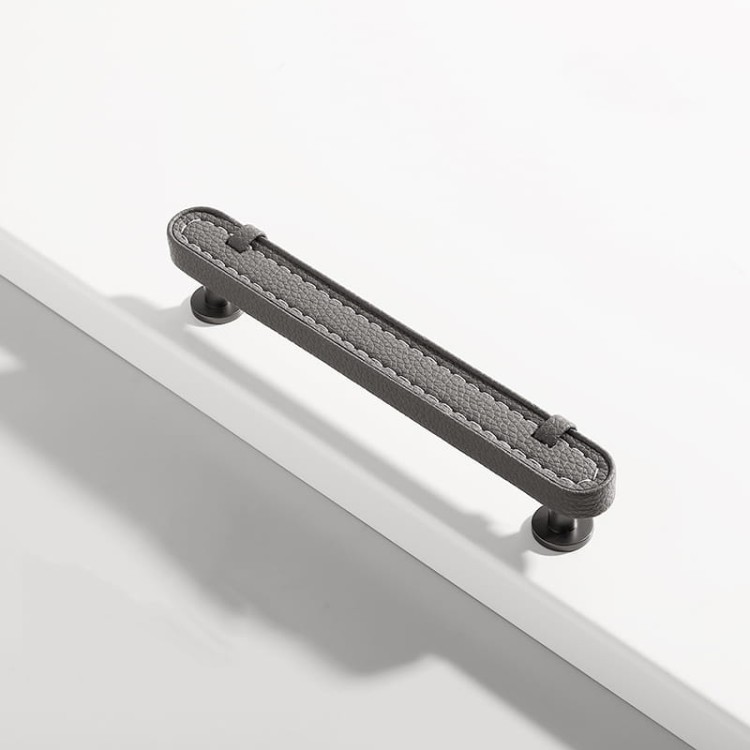 Möbelgriff Museo – dekorativer Ledergriff mit runden und quadratischen Knöpfen in Schwarz, Braun, Grau und Weiß. Als Knopf sowie in 96 und 128 mm erhältlich. Ideal für Küchen- und Badmöbel – egriffe.de