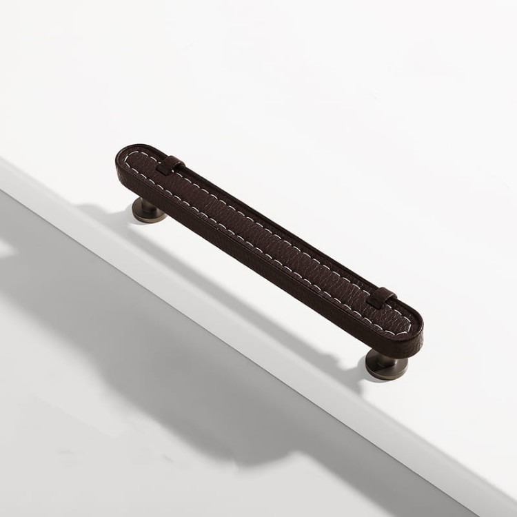 Möbelgriff Museo – dekorativer Ledergriff mit runden und quadratischen Knöpfen in Schwarz, Braun, Grau und Weiß. Als Knopf sowie in 96 und 128 mm erhältlich. Ideal für Küchen- und Badmöbel – egriffe.de