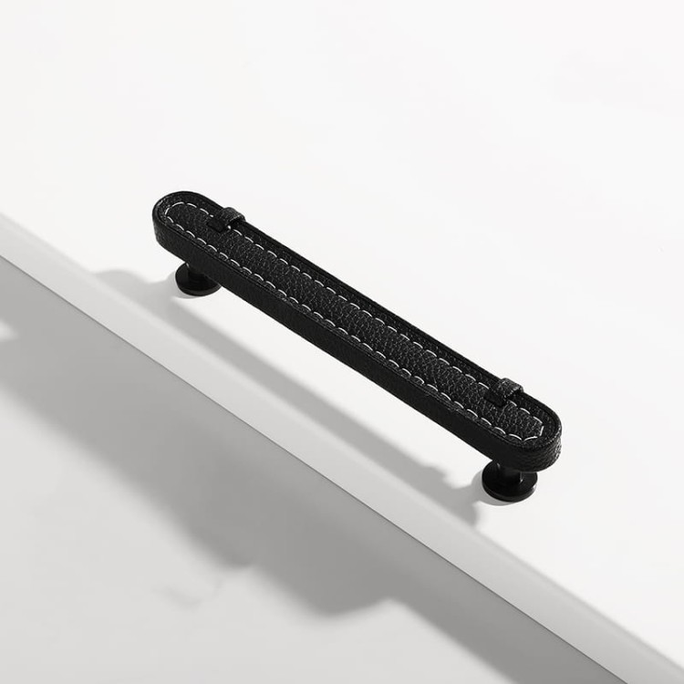 Möbelgriff Museo – dekorativer Ledergriff mit runden und quadratischen Knöpfen in Schwarz, Braun, Grau und Weiß. Als Knopf sowie in 96 und 128 mm erhältlich. Ideal für Küchen- und Badmöbel – egriffe.de