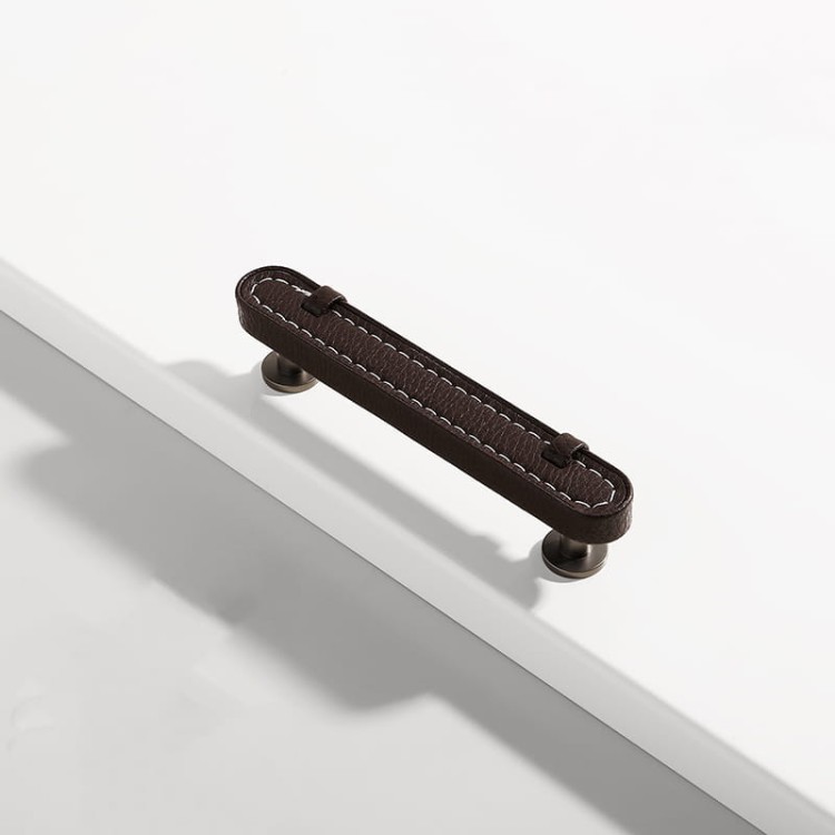 Möbelgriff Museo – dekorativer Ledergriff mit runden und quadratischen Knöpfen in Schwarz, Braun, Grau und Weiß. Als Knopf sowie in 96 und 128 mm erhältlich. Ideal für Küchen- und Badmöbel – egriffe.de