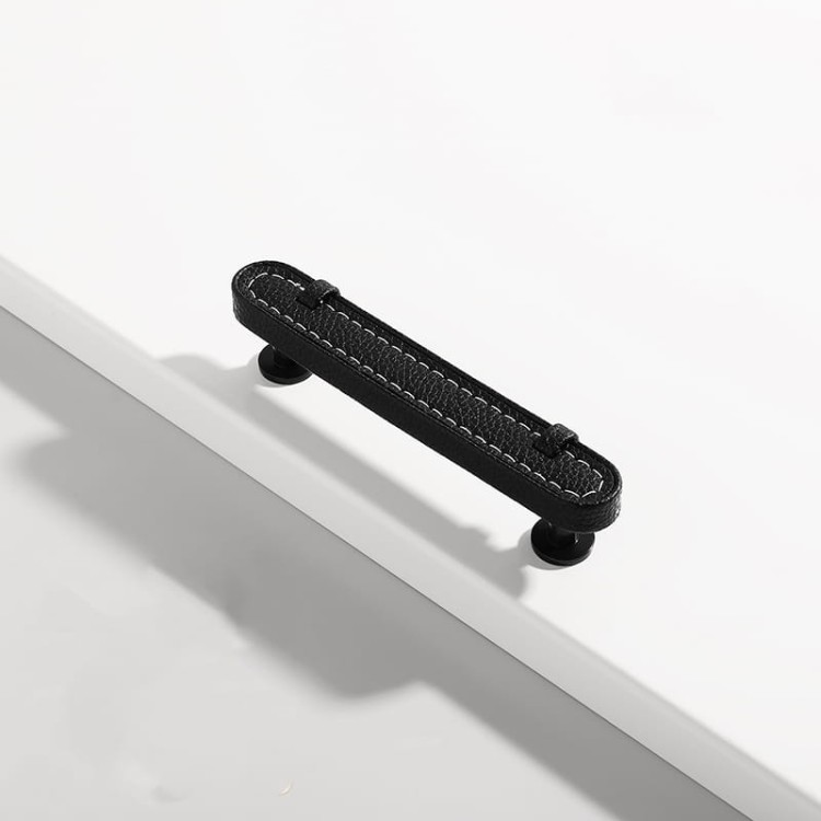 Möbelgriff Museo – dekorativer Ledergriff mit runden und quadratischen Knöpfen in Schwarz, Braun, Grau und Weiß. Als Knopf sowie in 96 und 128 mm erhältlich. Ideal für Küchen- und Badmöbel – egriffe.de