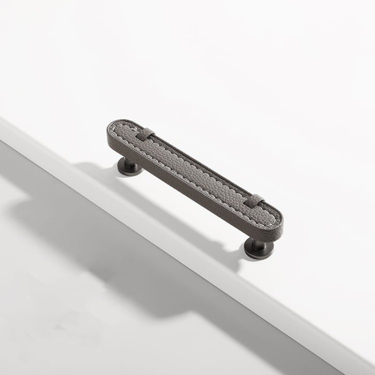 Möbelgriff Museo – dekorativer Ledergriff mit runden und quadratischen Knöpfen in Schwarz, Braun, Grau und Weiß. Als Knopf sowie in 96 und 128 mm erhältlich. Ideal für Küchen- und Badmöbel – egriffe.at