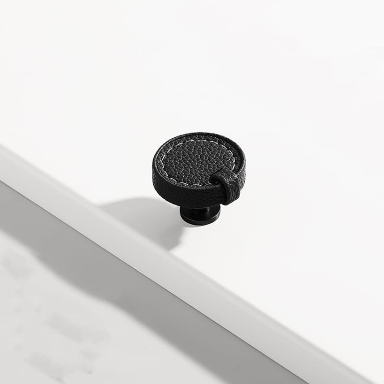Möbelgriff Museo – dekorativer Ledergriff mit runden und quadratischen Knöpfen in Schwarz, Braun, Grau und Weiß. Als Knopf sowie in 96 und 128 mm erhältlich. Ideal für Küchen- und Badmöbel – egriffe.de