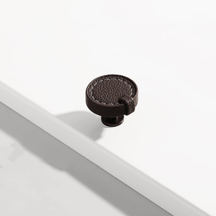 Möbelgriff Museo – dekorativer Ledergriff mit runden und quadratischen Knöpfen in Schwarz, Braun, Grau und Weiß. Als Knopf sowie in 96 und 128 mm erhältlich. Ideal für Küchen- und Badmöbel – egriffe.at