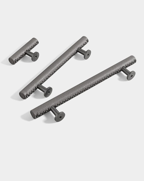Möbelgriff Finca – moderner T-Bar-Griff im Loft-, Skandi- und Vintage-Stil in Schwarz, Grau, Braun und Weiß. Als Knopf sowie in 96 und 128 mm erhältlich. Ideal für Küchen, Kommoden und Kleiderschränke – egriffe.at