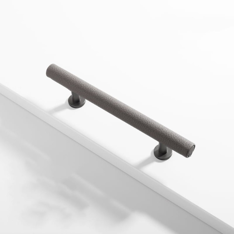 Möbelgriff Finca – moderner T-Bar-Griff im Loft-, Skandi- und Vintage-Stil in Schwarz, Grau, Braun und Weiß. Als Knopf sowie in 96 und 128 mm erhältlich. Ideal für Küchen, Kommoden und Kleiderschränke – egriffe.de