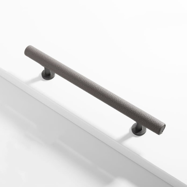 Möbelgriff Finca – moderner T-Bar-Griff im Loft-, Skandi- und Vintage-Stil in Schwarz, Grau, Braun und Weiß. Als Knopf sowie in 96 und 128 mm erhältlich. Ideal für Küchen, Kommoden und Kleiderschränke – egriffe.de