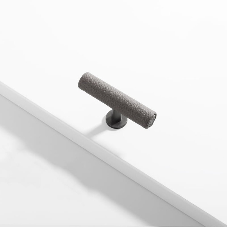 Möbelgriff Finca – moderner T-Bar-Griff im Loft-, Skandi- und Vintage-Stil in Schwarz, Grau, Braun und Weiß. Als Knopf sowie in 96 und 128 mm erhältlich. Ideal für Küchen, Kommoden und Kleiderschränke – egriffe.de