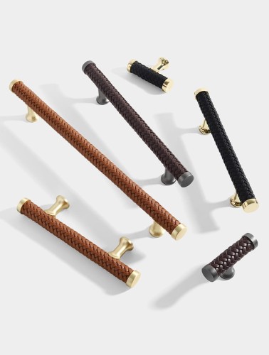 Möbelgriff Amaga – auffälliger geflochtener Griff in Schwarz, Braun und Hellbraun. Erhältlich als T-Bar-Knopf sowie in 76, 96, 128, 192 und 320 mm. Ideal für Küchenmöbel, Kommoden und Schränke – egriffe.de