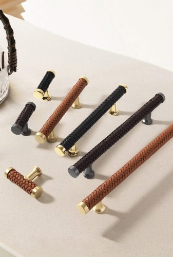 Möbelgriff Amaga – auffälliger geflochtener Griff in Schwarz, Braun und Hellbraun. Erhältlich als T-Bar-Knopf sowie in 76, 96, 128, 192 und 320 mm. Ideal für Küchenmöbel, Kommoden und Schränke – egriffe.de