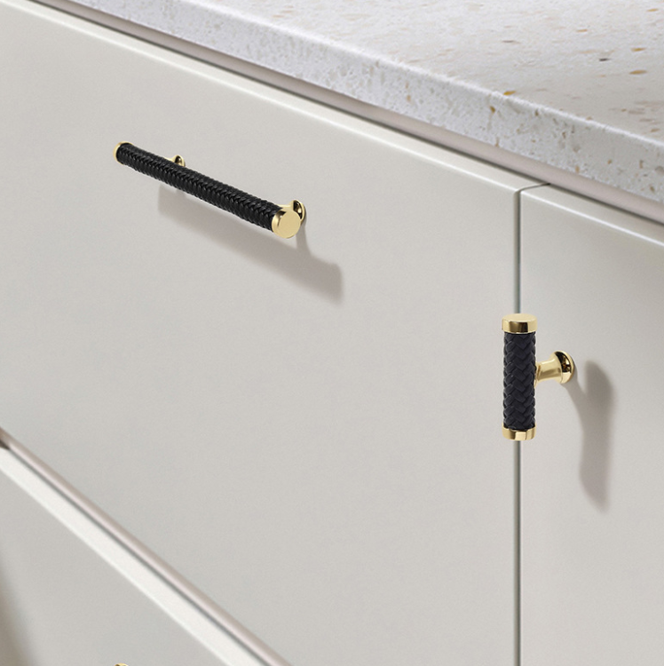 Möbelgriff Amaga – auffälliger geflochtener Griff in Schwarz, Braun und Hellbraun. Erhältlich als T-Bar-Knopf sowie in 76, 96, 128, 192 und 320 mm. Ideal für Küchenmöbel, Kommoden und Schränke – egriffe.at