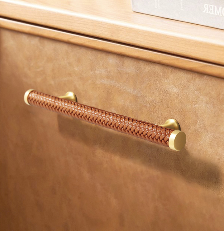 Möbelgriff Amaga – auffälliger geflochtener Griff in Schwarz, Braun und Hellbraun. Erhältlich als T-Bar-Knopf sowie in 76, 96, 128, 192 und 320 mm. Ideal für Küchenmöbel, Kommoden und Schränke – egriffe.at