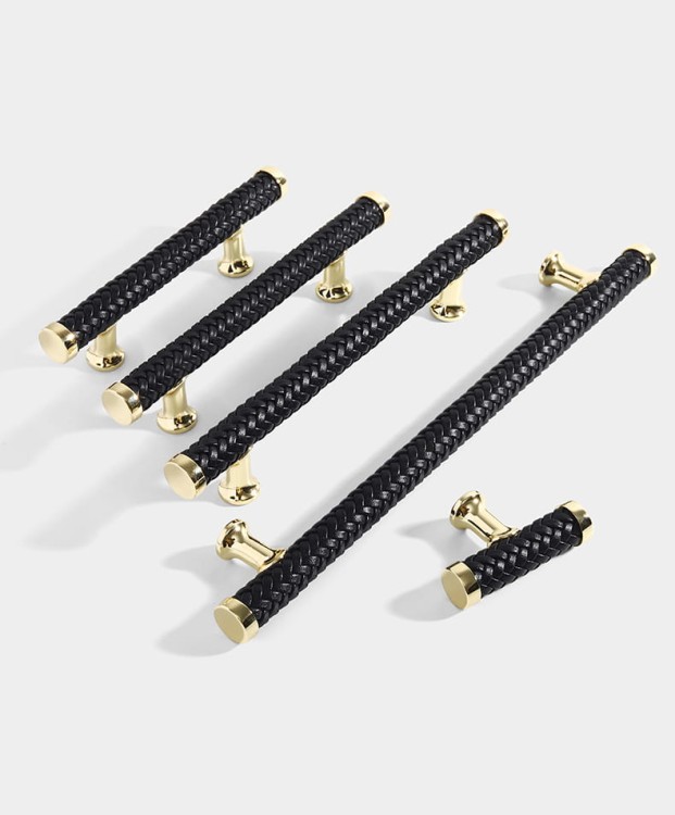 Möbelgriff Amaga – auffälliger geflochtener Griff in Schwarz, Braun und Hellbraun. Erhältlich als T-Bar-Knopf sowie in 76, 96, 128, 192 und 320 mm. Ideal für Küchenmöbel, Kommoden und Schränke – egriffe.at