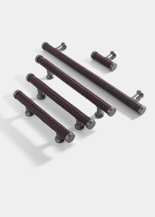 Möbelgriff Amaga – auffälliger geflochtener Griff in Schwarz, Braun und Hellbraun. Erhältlich als T-Bar-Knopf sowie in 76, 96, 128, 192 und 320 mm. Ideal für Küchenmöbel, Kommoden und Schränke – egriffe.at
