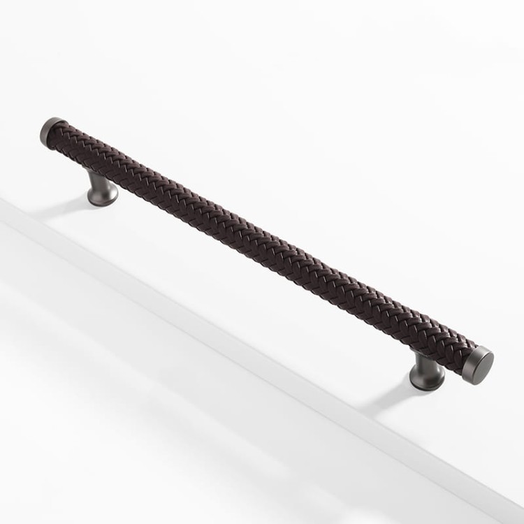 Möbelgriff Amaga – auffälliger geflochtener Griff in Schwarz, Braun und Hellbraun. Erhältlich als T-Bar-Knopf sowie in 76, 96, 128, 192 und 320 mm. Ideal für Küchenmöbel, Kommoden und Schränke – egriffe.at