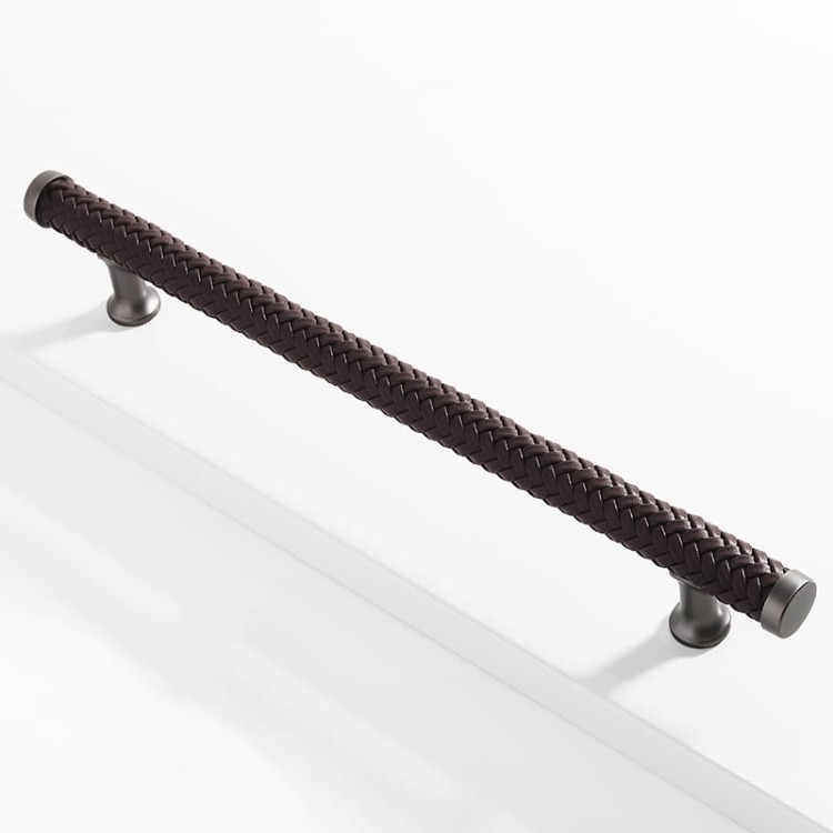Möbelgriff Amaga – auffälliger geflochtener Griff in Schwarz, Braun und Hellbraun. Erhältlich als T-Bar-Knopf sowie in 76, 96, 128, 192 und 320 mm. Ideal für Küchenmöbel, Kommoden und Schränke – egriffe.at