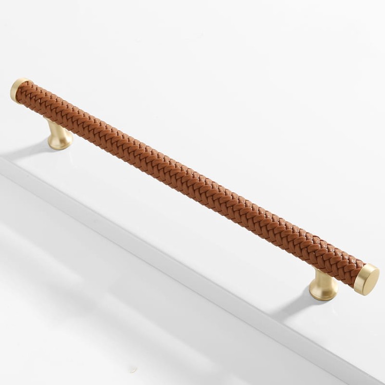 Möbelgriff Amaga – auffälliger geflochtener Griff in Schwarz, Braun und Hellbraun. Erhältlich als T-Bar-Knopf sowie in 76, 96, 128, 192 und 320 mm. Ideal für Küchenmöbel, Kommoden und Schränke – egriffe.at