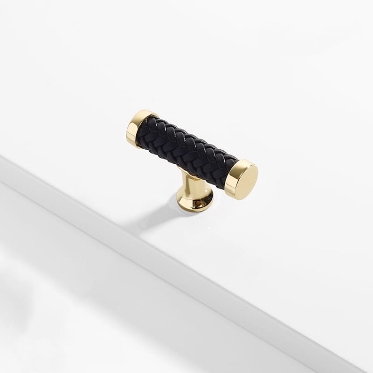 Möbelgriff Amaga – auffälliger geflochtener Griff in Schwarz, Braun und Hellbraun. Erhältlich als T-Bar-Knopf sowie in 76, 96, 128, 192 und 320 mm. Ideal für Küchenmöbel, Kommoden und Schränke – egriffe.at