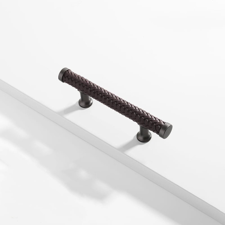 Möbelgriff Amaga – auffälliger geflochtener Griff in Schwarz, Braun und Hellbraun. Erhältlich als T-Bar-Knopf sowie in 76, 96, 128, 192 und 320 mm. Ideal für Küchenmöbel, Kommoden und Schränke – egriffe.at