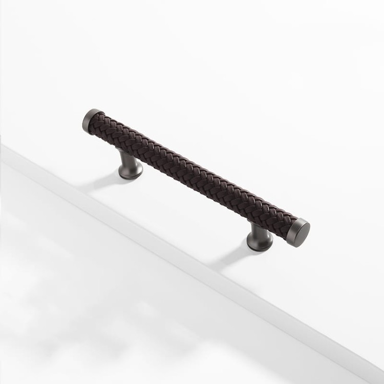 Möbelgriff Amaga – auffälliger geflochtener Griff in Schwarz, Braun und Hellbraun. Erhältlich als T-Bar-Knopf sowie in 76, 96, 128, 192 und 320 mm. Ideal für Küchenmöbel, Kommoden und Schränke – egriffe.de