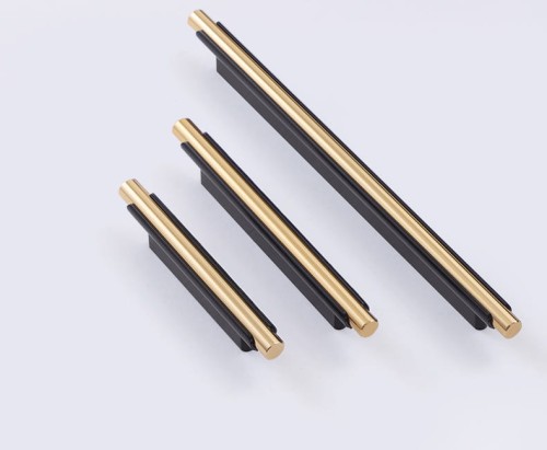 Möbelgriff Carao – schwarzer Griff mit dekorativem Goldelement im modernen, industriellen und eleganten Stil. Erhältlich in 64, 96, 128, 160, 320 und 448 mm. Ideal für Küchenfronten und Wohnzimmermöbel – egriffe.de