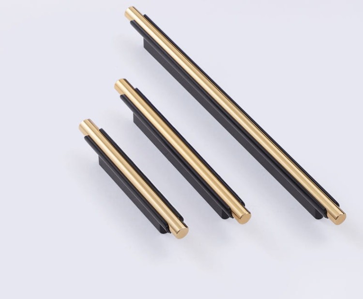 Möbelgriff Carao – schwarzer Griff mit dekorativem Goldelement im modernen, industriellen und eleganten Stil. Erhältlich in 64, 96, 128, 160, 320 und 448 mm. Ideal für Küchenfronten und Wohnzimmermöbel – egriffe.de