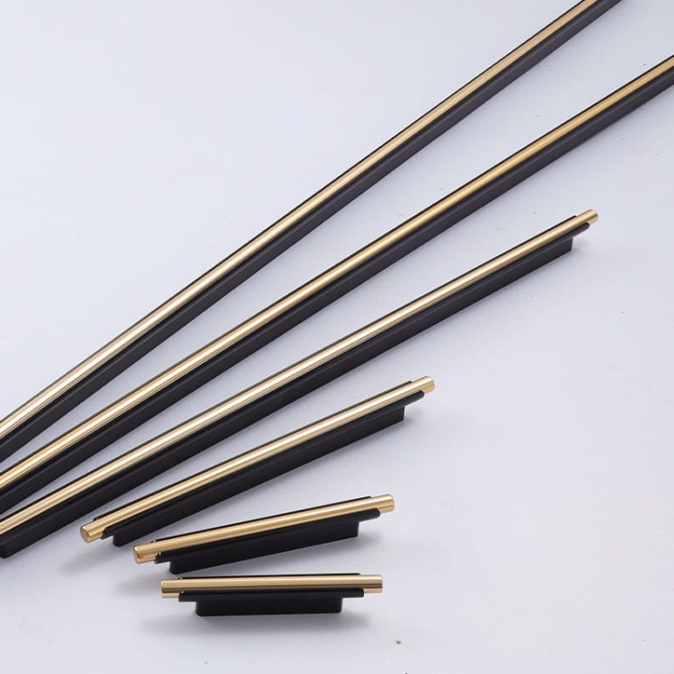 Möbelgriff Carao – schwarzer Griff mit dekorativem Goldelement im modernen, industriellen und eleganten Stil. Erhältlich in 64, 96, 128, 160, 320 und 448 mm. Ideal für Küchenfronten und Wohnzimmermöbel – egriffe.de