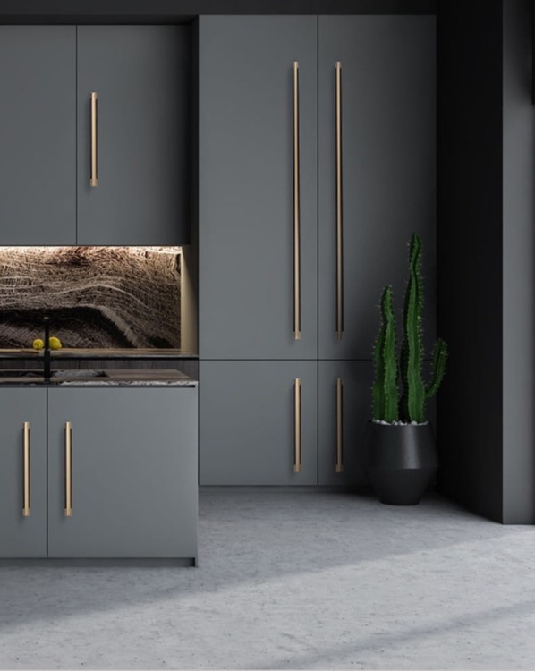 Möbelgriff Carao – schwarzer Griff mit dekorativem Goldelement im modernen, industriellen und eleganten Stil. Erhältlich in 64, 96, 128, 160, 320 und 448 mm. Ideal für Küchenfronten und Wohnzimmermöbel – egriffe.de