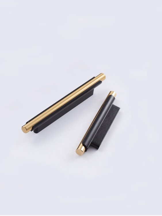 Möbelgriff Carao – schwarzer Griff mit dekorativem Goldelement im modernen, industriellen und eleganten Stil. Erhältlich in 64, 96, 128, 160, 320 und 448 mm. Ideal für Küchenfronten und Wohnzimmermöbel – egriffe.at