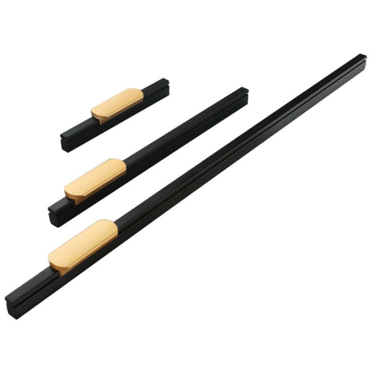 Möbelgriff Arada – moderner linearer Griff in Schwarz mit goldener Einlage, erhältlich in 96, 128, 160, 192, 320, 546 und 960 mm. Ideal für Küchenschränke, Schubladen und hohe Möbelfronten – egriffe.at