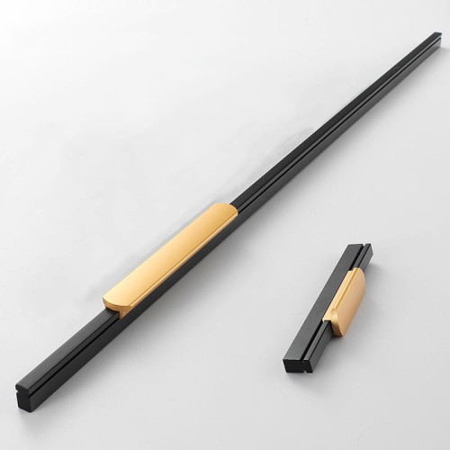 Möbelgriff Arada – moderner linearer Griff in Schwarz mit goldener Einlage, erhältlich in 96, 128, 160, 192, 320, 546 und 960 mm. Ideal für Küchenschränke, Schubladen und hohe Möbelfronten – egriffe.de