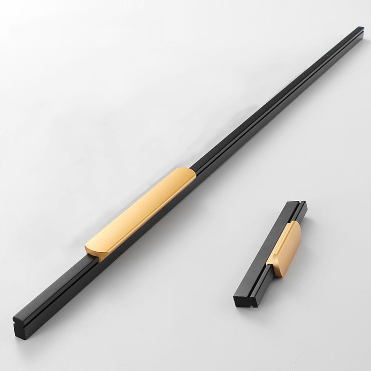Möbelgriff Arada – moderner linearer Griff in Schwarz mit goldener Einlage, erhältlich in 96, 128, 160, 192, 320, 546 und 960 mm. Ideal für Küchenschränke, Schubladen und hohe Möbelfronten – egriffe.at
