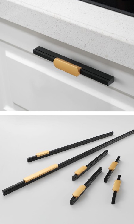 Möbelgriff Arada – moderner linearer Griff in Schwarz mit goldener Einlage, erhältlich in 96, 128, 160, 192, 320, 546 und 960 mm. Ideal für Küchenschränke, Schubladen und hohe Möbelfronten – egriffe.at