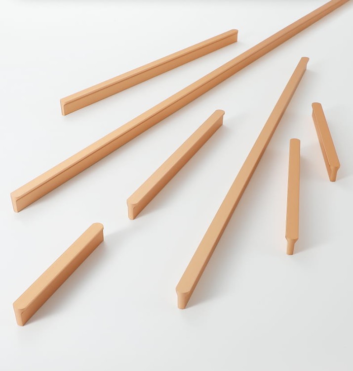 Möbelgriff Avalos – schlichter linearer Griff in Schwarz oder gebürstetem Gold. Modern, erhältlich in 96, 128, 160, 320, 546 und 960 mm – egriffe.de