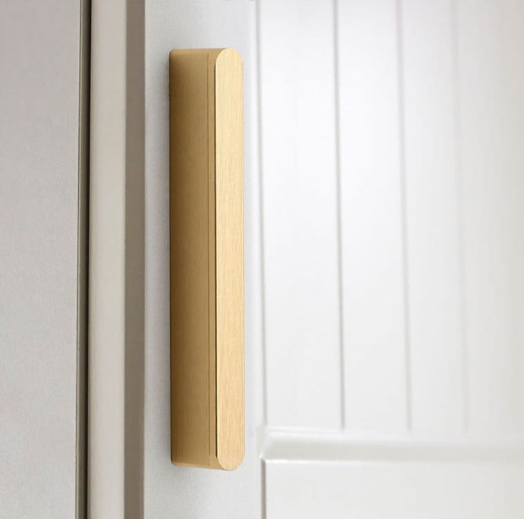 Möbelgriff Avalos – schlichter linearer Griff in Schwarz oder gebürstetem Gold. Modern, erhältlich in 96, 128, 160, 320, 546 und 960 mm – egriffe.de