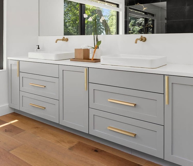 Möbelgriff Avalos – schlichter linearer Griff in Schwarz oder gebürstetem Gold. Modern, erhältlich in 96, 128, 160, 320, 546 und 960 mm – egriffe.de