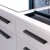 Möbelgriff Avalos – schlichter linearer Griff in Schwarz oder gebürstetem Gold. Modern, erhältlich in 96, 128, 160, 320, 546 und 960 mm – egriffe.at