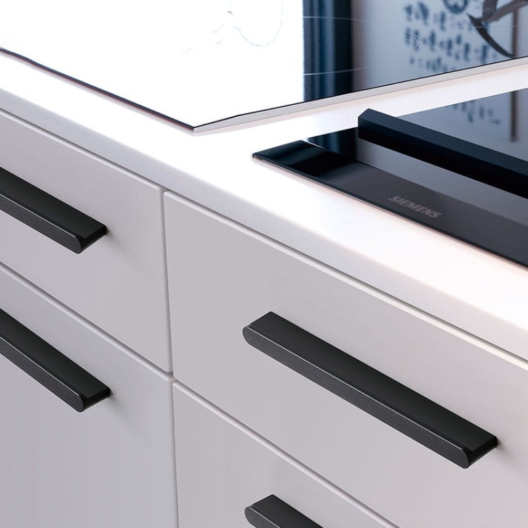 Möbelgriff Avalos – schlichter linearer Griff in Schwarz oder gebürstetem Gold. Modern, erhältlich in 96, 128, 160, 320, 546 und 960 mm – egriffe.de
