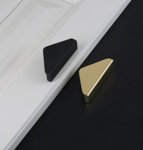 Möbelgriff Mulas – dreieckiger geometrischer Griff in Schwarz oder gebürstetem Gold. Modern und minimalistisch – egriffe.de